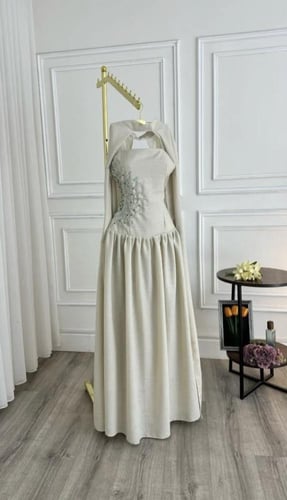 فستان لينين طويل أنيق بلون كريمي هادئ