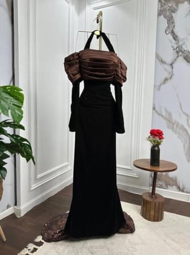 فستان بني محمل