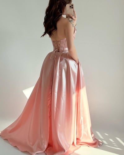 فستان سهرة وردي فاتح بلمسة ساتان فاخرة وتطريز لامع...