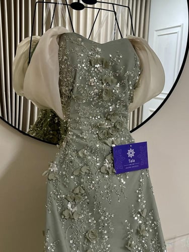 فستان سهرة بنقشة ورود راقية