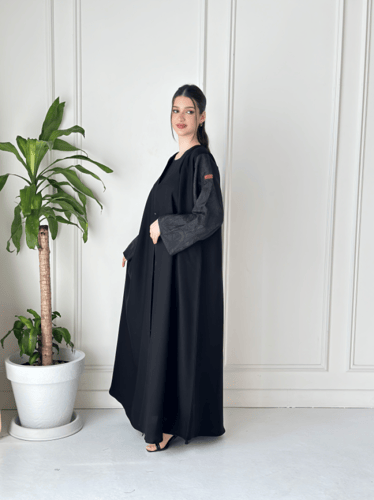 عبايه تفته ورد أسود كامل الكم