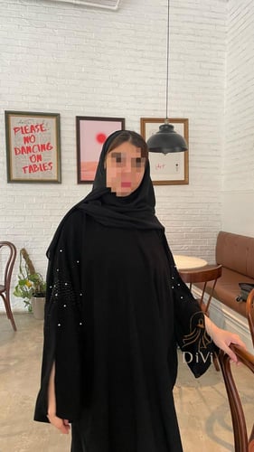 عبايه تطريز ابيض واسود وسط الكتف