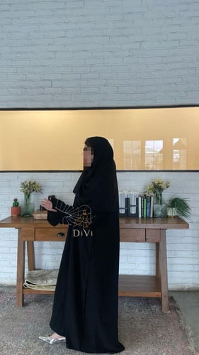 عبايه تطريز ابيض ع الكم