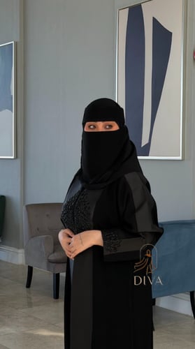 عباية كريب فخمة مطرزة