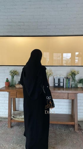 عبايه تطريز ورود ابيض كامل الكم