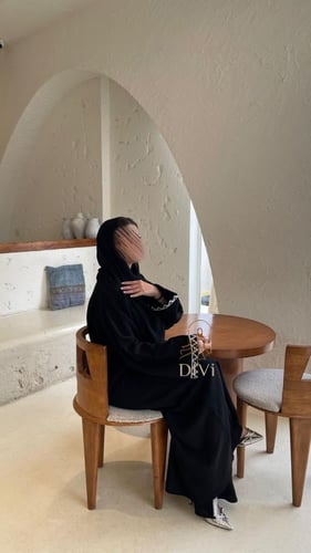 عبايه خط ابيض ع الكم والعباية