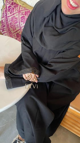 عبايه تطريز اسود طرف الكم