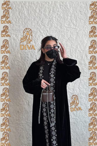 عبايه لمسة مخمل