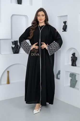 عبايه كلفه ابيض مقلبه ع الكم والعباية