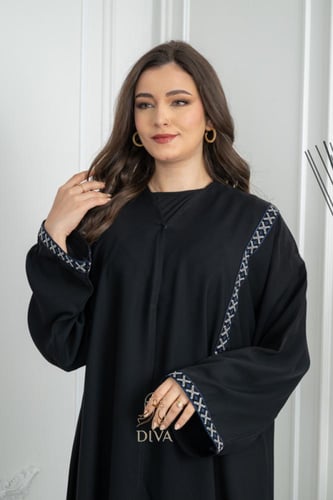 عبايه كريب ملكي كلفه ازرق ع الكم والعباية نص