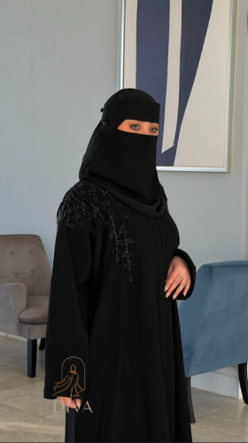 عباية كريب ملكي مطرزة على الأكتاف