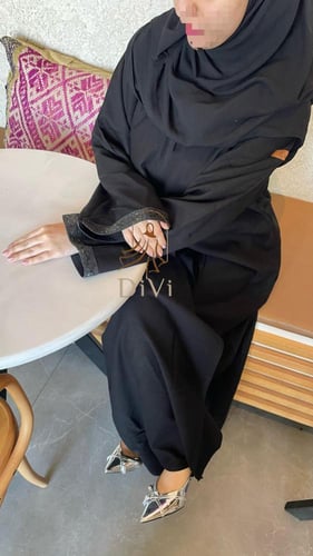 عبايه تطريز اسود طرف الكم