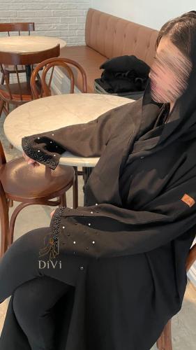 عبايه تطريز اسود وابيض طرف الكم