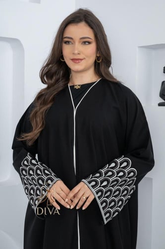 عبايه كلفه ابيض مقلبه ع الكم والعباية