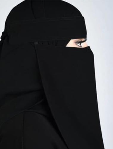 نقاب كبير ربطه