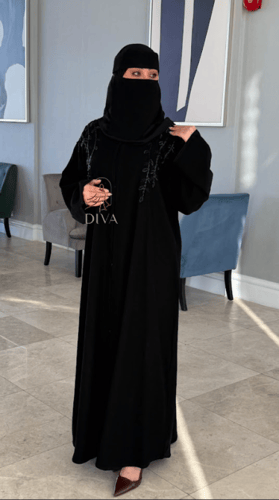 عباية كريب ملكي مطرزة على الأكتاف