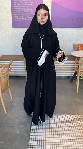 عبايه خط ابيض طرف الكم والعباية