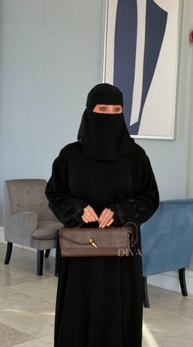 عباية كريب مطرزة على كم العباية