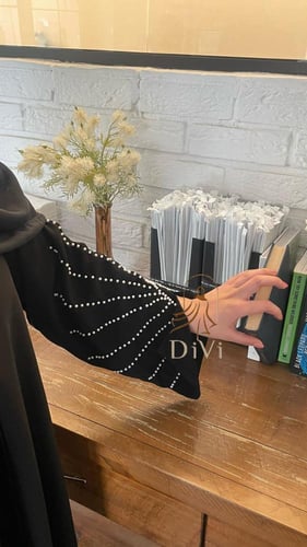 عبايه تطريز ابيض ع الكم