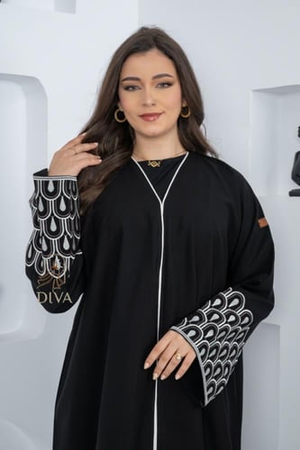 عبايه كلفه ابيض مقلبه ع الكم والعباية