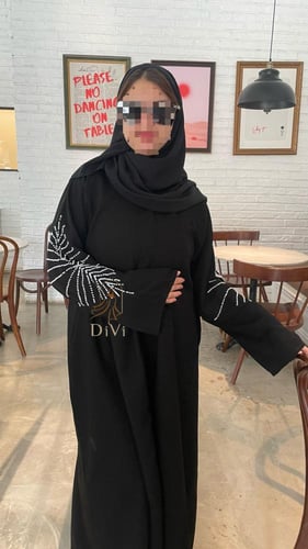 عبايه تطريز ابيض وسط الكم