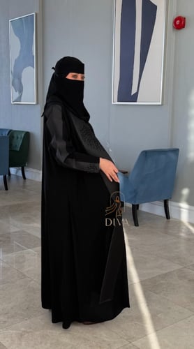 عباية كريب فخمة مطرزة