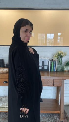 عبايه تطريز اسود وسط الكم