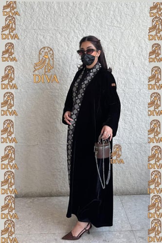 عبايه لمسة مخمل