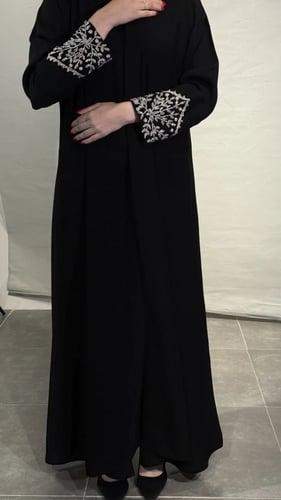 عبايه ديفا أغصان تطريز علي الكم