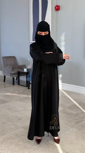 عباية كريب مطرزة على الأكتاف وكامل العباية