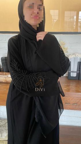 عبايه تطريز اسود وسط الكم