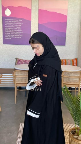 عبايه خط ابيض طرف الكم والعباية