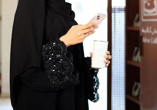 عبايه كريب اسود