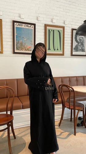 عبايه تطريز اسود وابيض طرف الكم