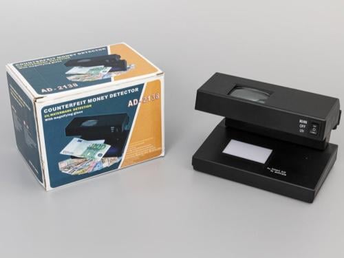 آلة كشف الاموال المزيفة بالاشعة فوق البنفسجية