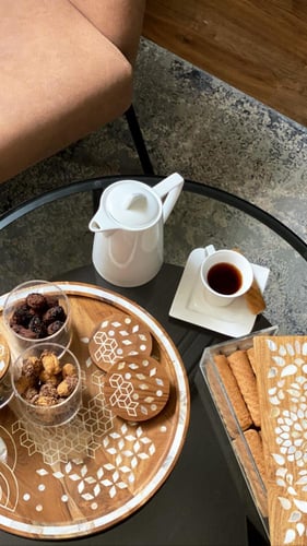 صينية دائرية، مع ثلاثة علب اكلرك