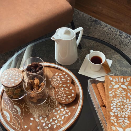 صينية دائرية، مع ثلاثة علب اكلرك