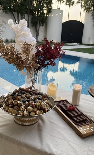 وعاء بقاعدة خشبية بالصدف الطبيعي