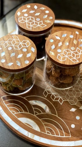 صينية دائرية، مع ثلاثة علب اكلرك