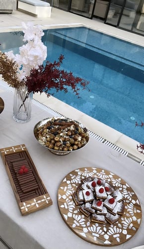 وعاء بقاعدة خشبية بالصدف الطبيعي