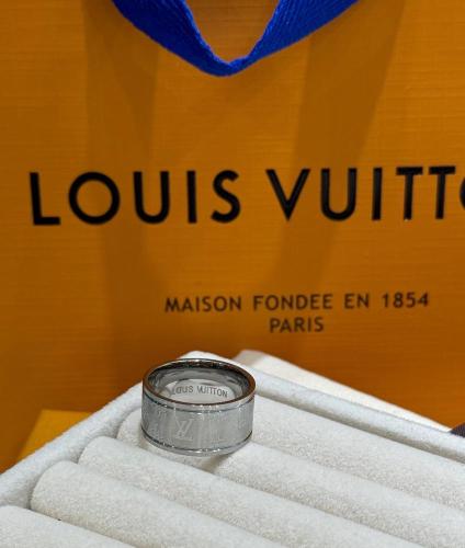 خاتم لويس فيتون فضي شامل الملحقات