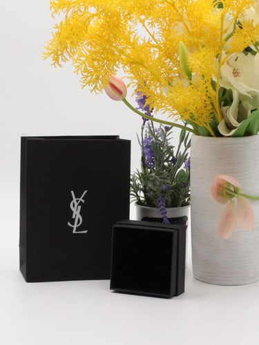 ملحقات سان لوران طبق الاصل