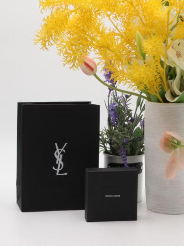 ملحقات سان لوران طبق الاصل