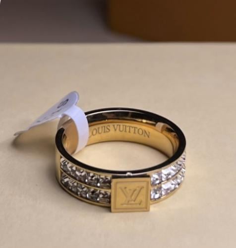 خاتم لويس فيتون شامل الملحقات