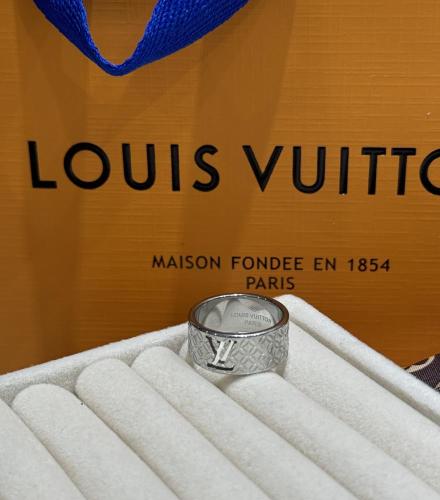 خاتم لويس فيتون فضي شامل الملحقات