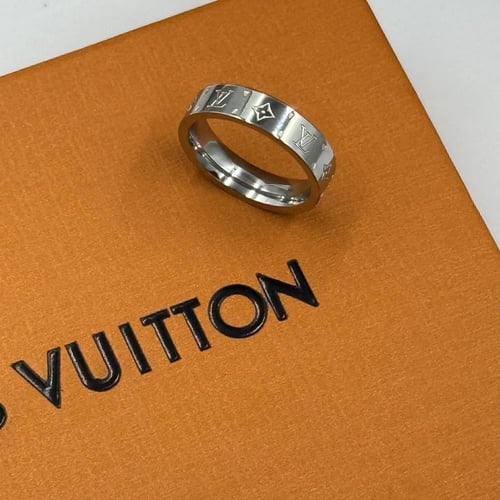 خاتم لويس فيتون فضي مع الملحقات