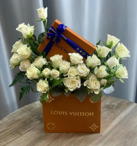 تنسيق ورد طبيعي بيبي روز أبيض ( لا يشمل سعر الهديه...