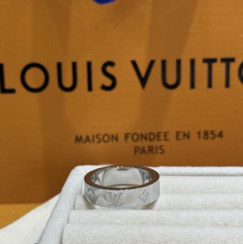 خاتم لويس فيتون فضي مع الملحقات