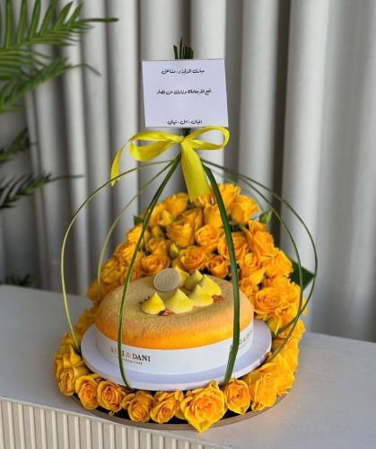 تنسيق كيكة أني وداني مع ورد بيبي روز أصفر