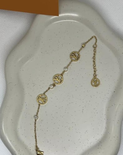 سوارة لويس فيتون ذهبي شامل الملحقات